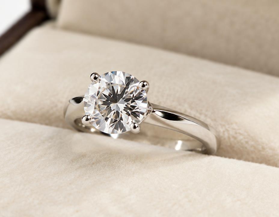 Solitärring med diamant i ett smyckeskrin